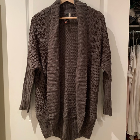 Cozy, knit sweater-shawl - Picture 2 of 7